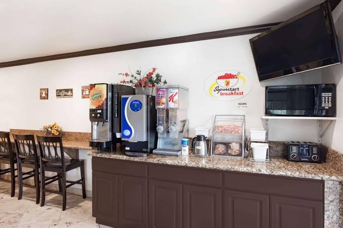 Super 8 by Wyndham Santa Clarita/Valencia photo 2