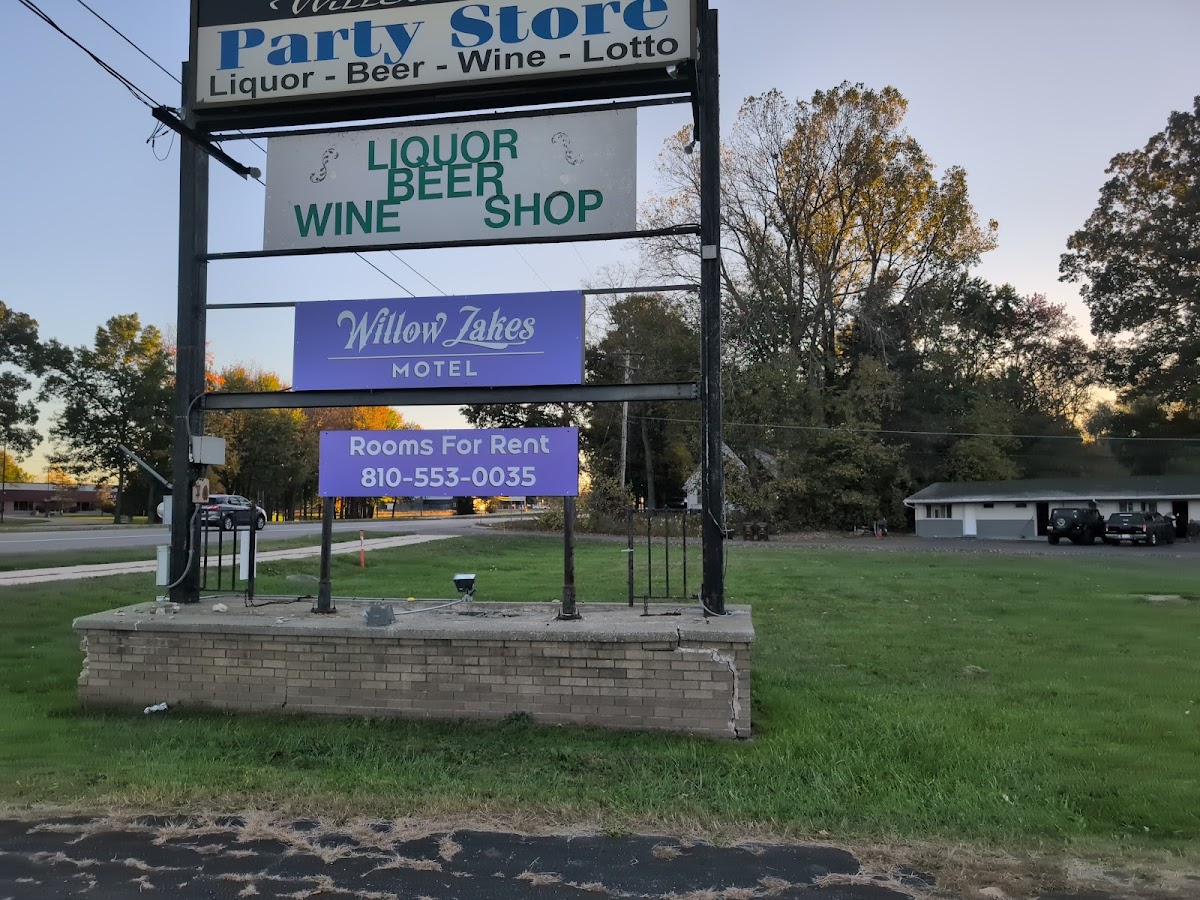 Willow Lakes Party Store-Motel
