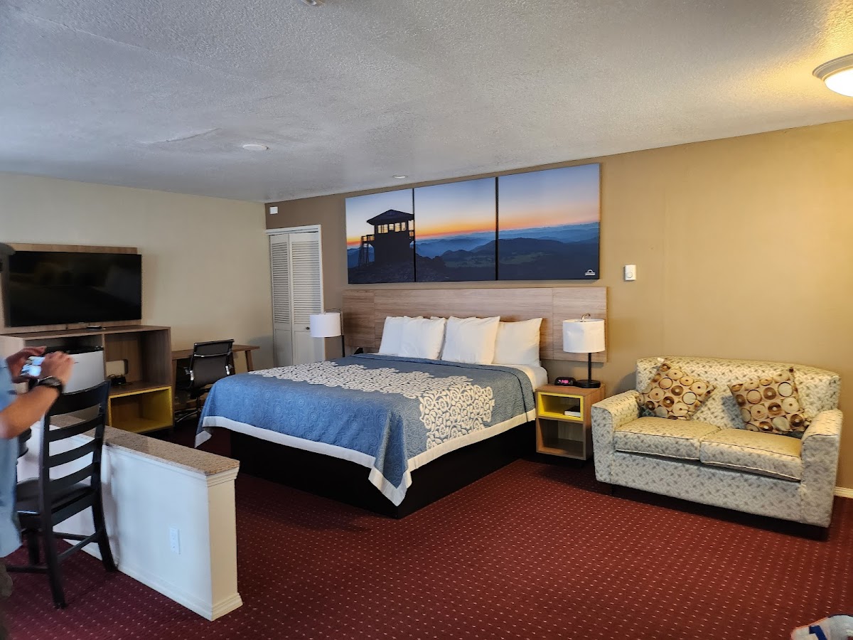 Days Inn by Wyndham Newport OR photo 2