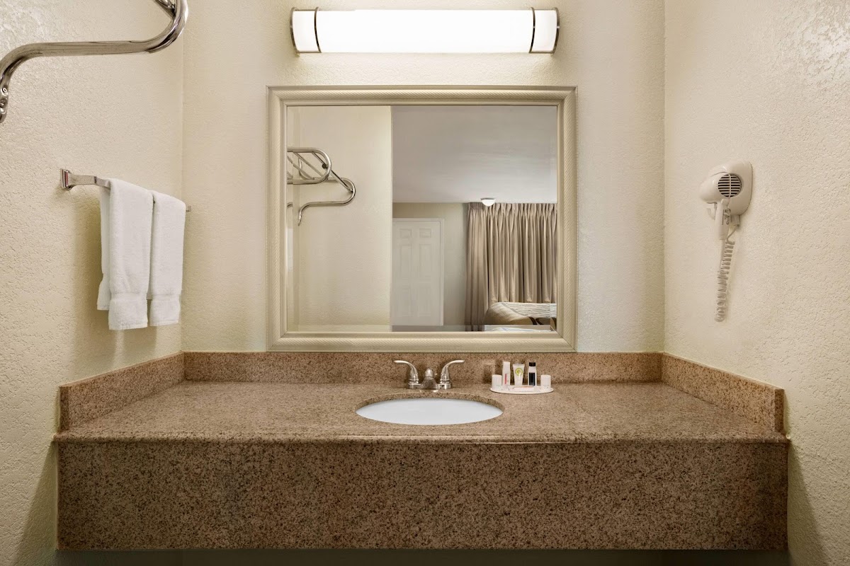 Super 8 by Wyndham Corsicana photo 3