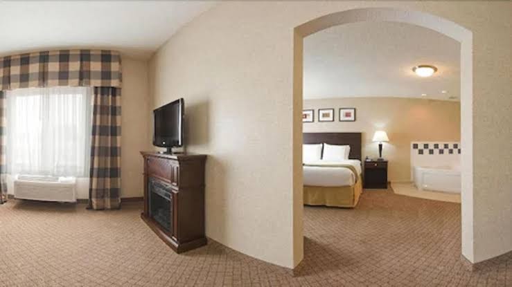 Holiday Inn Express & Suites Anderson, an IHG Hotel photo 2