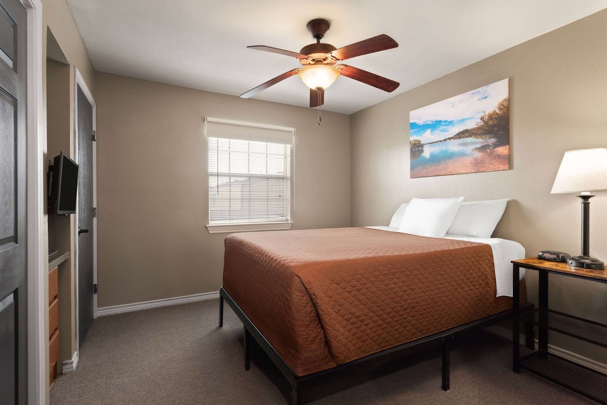 Eagle's Den Suites Cotulla a Travelodge by Wyndham photo 2