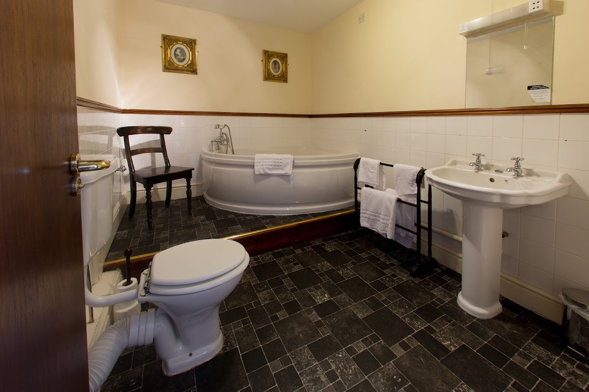 The Bull Hotel, Bar & Restaurant. Book direct and save. photo 3