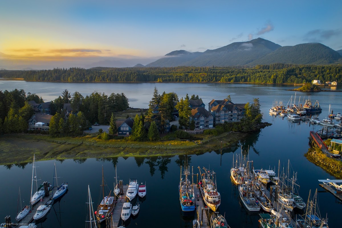Water's Edge Shoreside Suites