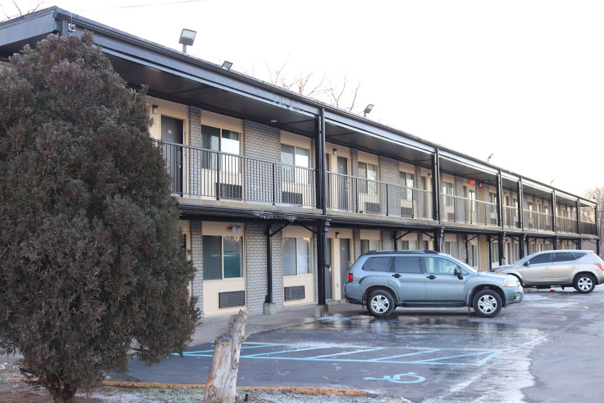 Travelodge by Wyndham Livonia - Detroit