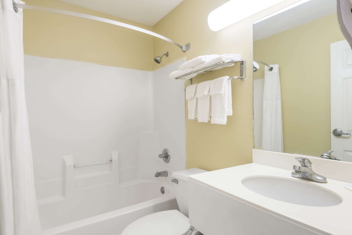 Super 8 by Wyndham Indianapolis/NE/Castleton Area photo 3