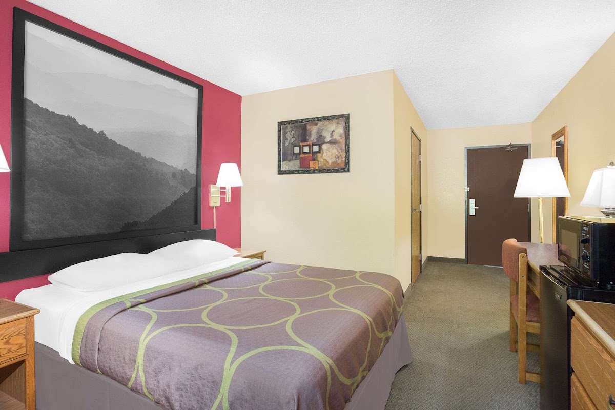 Super 8 by Wyndham Roanoke VA photo 2