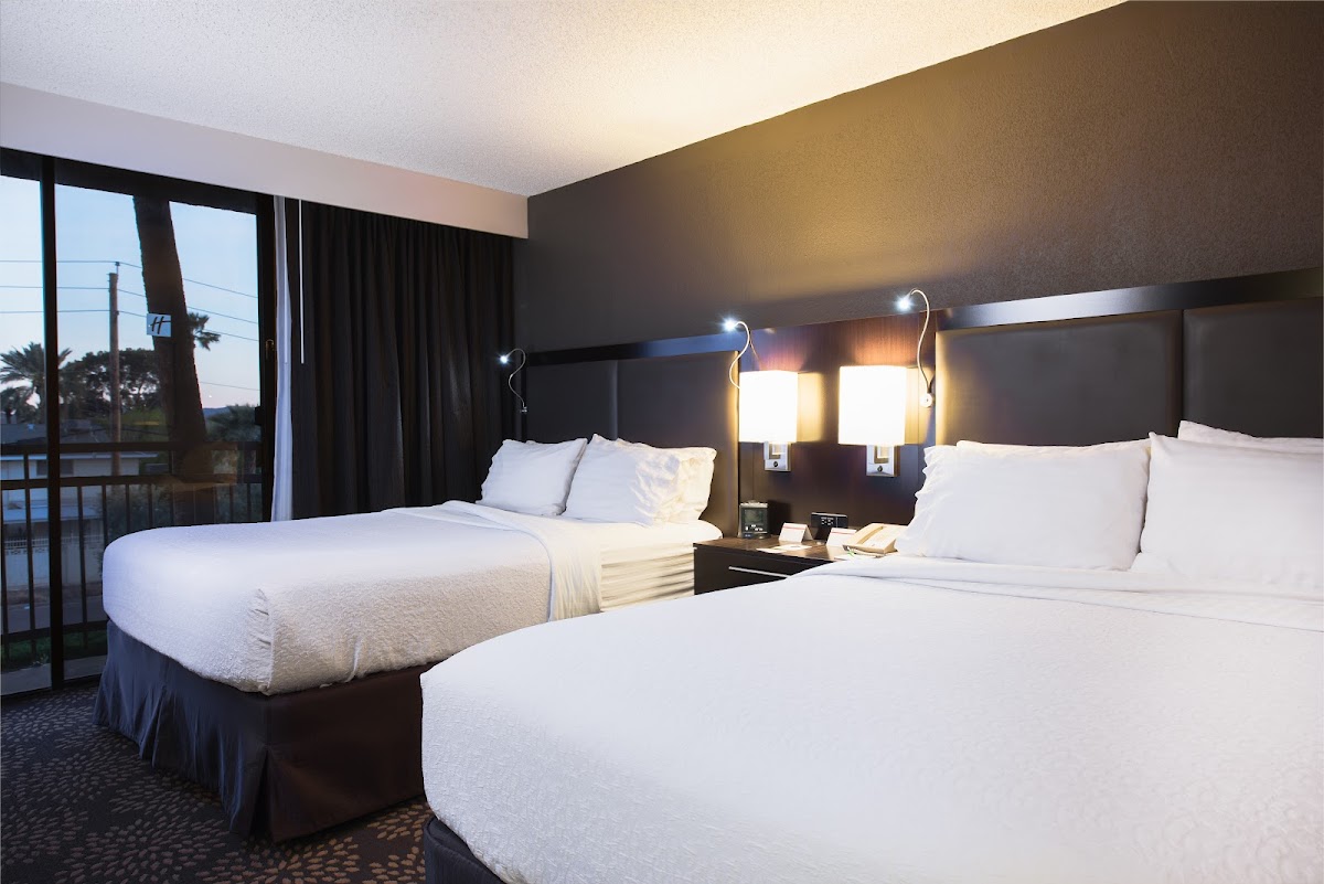Holiday Inn & Suites Phoenix Airport North by IHG photo 2
