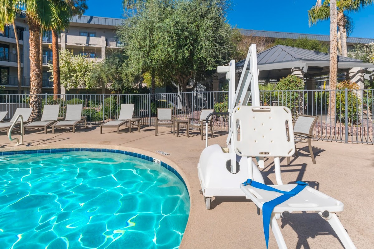 Holiday Inn & Suites Phoenix Airport North by IHG photo 3