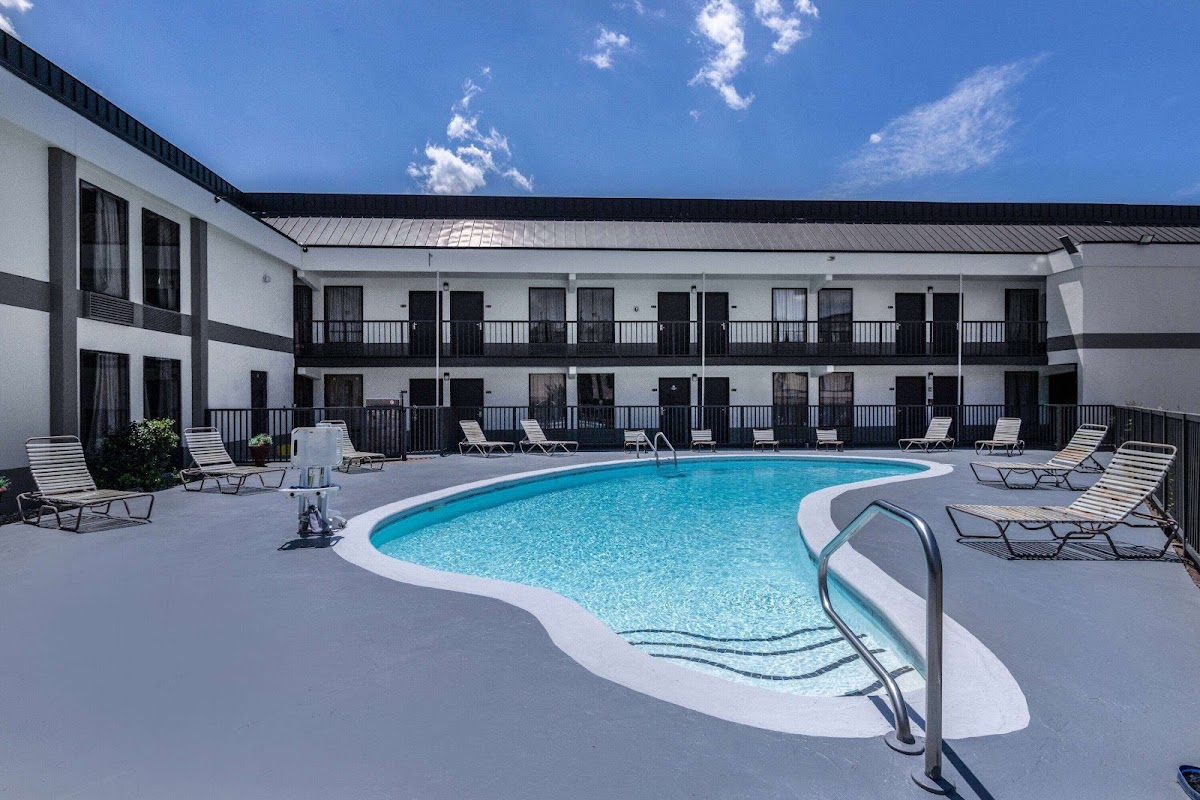 Days Inn & Suites by WyndhamFort Bragg/Cross Creek Mall