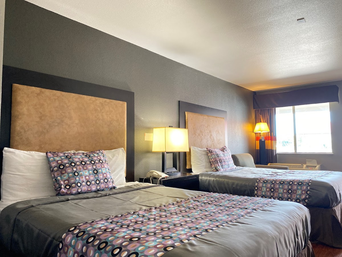 Island Inn & Suites photo 2