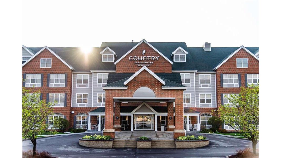 Country Inn & Suites by Radisson, Milwaukee West (Brookfield), WI