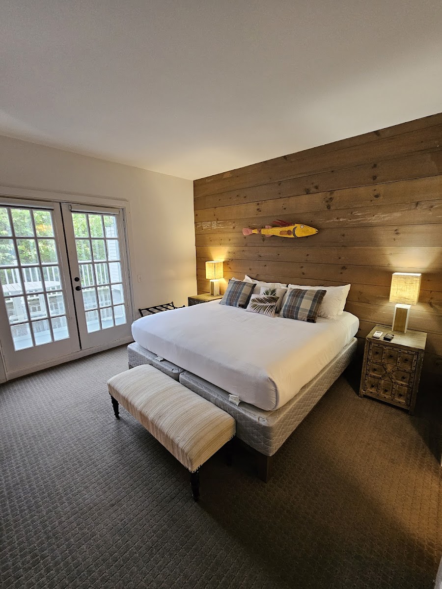 Shelter Harbor Inn