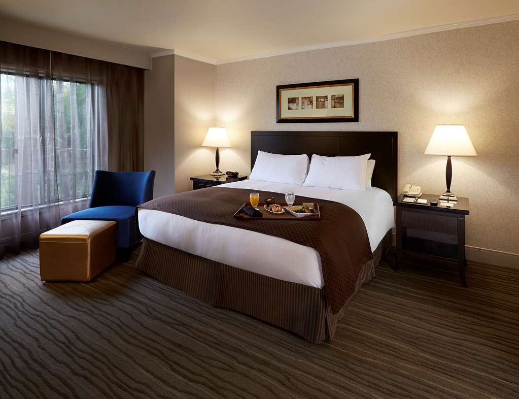 DoubleTree by Hilton Hotel Claremont photo 2