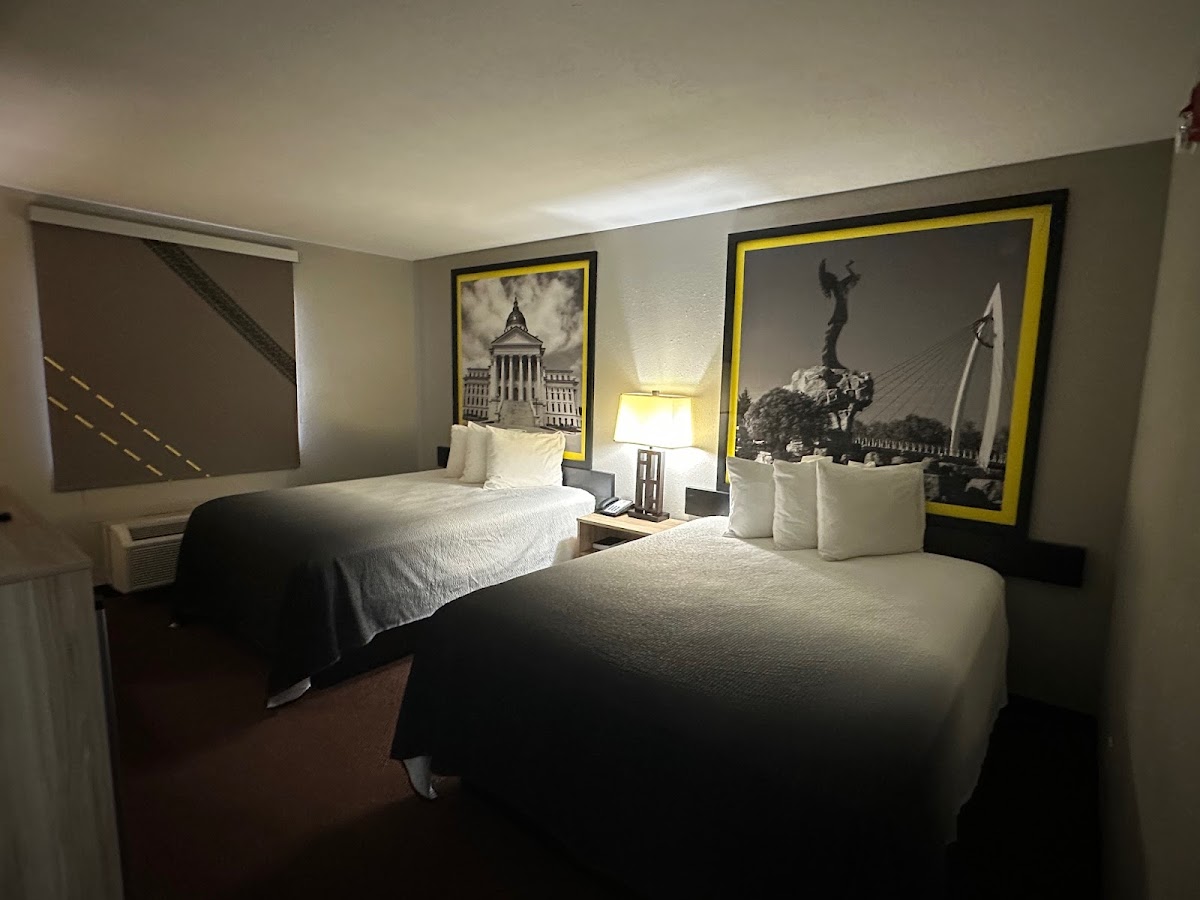 Super 8 by Wyndham Fort Scott photo 2