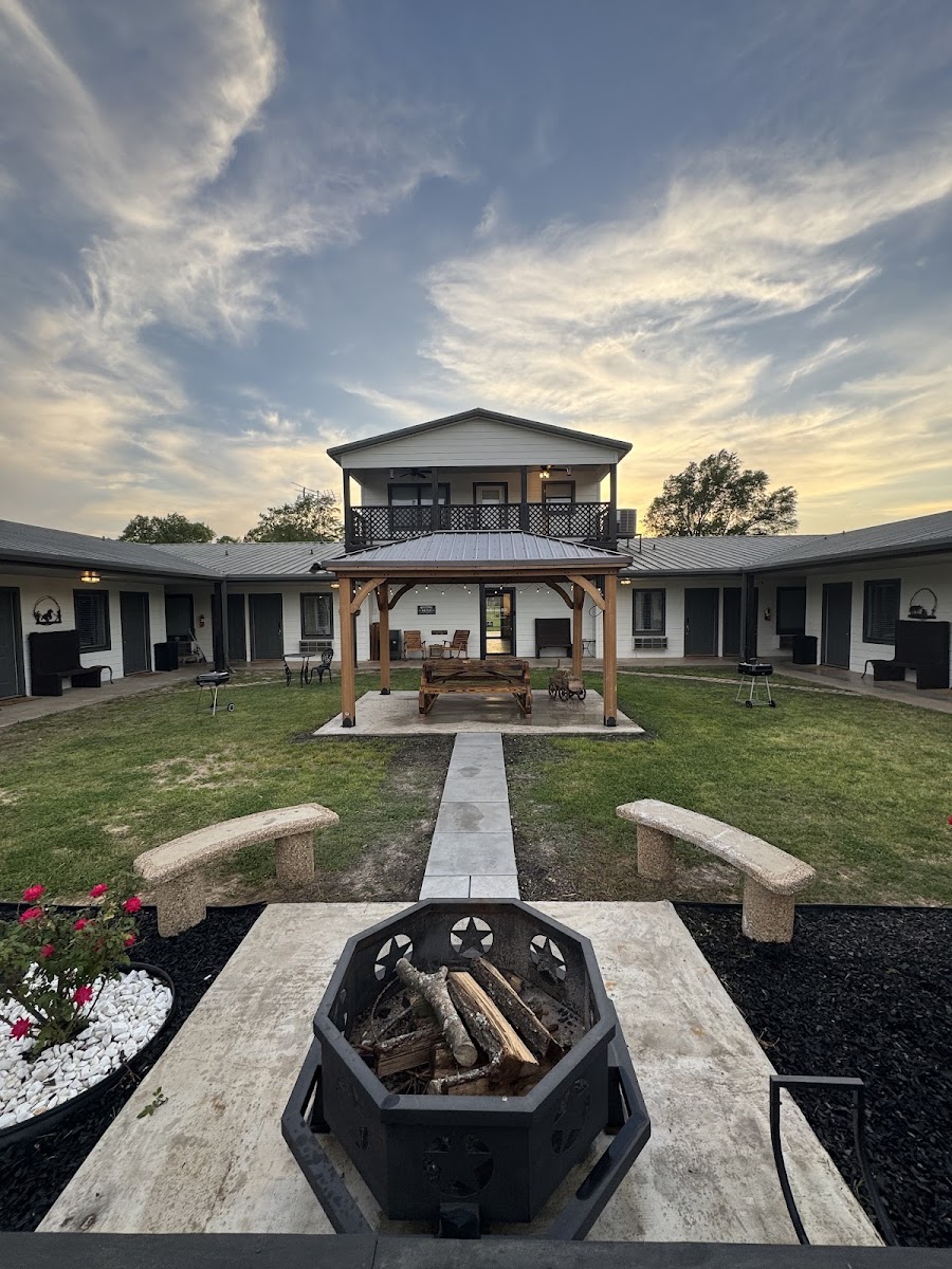 Lucky Buck's Lodge & Motel