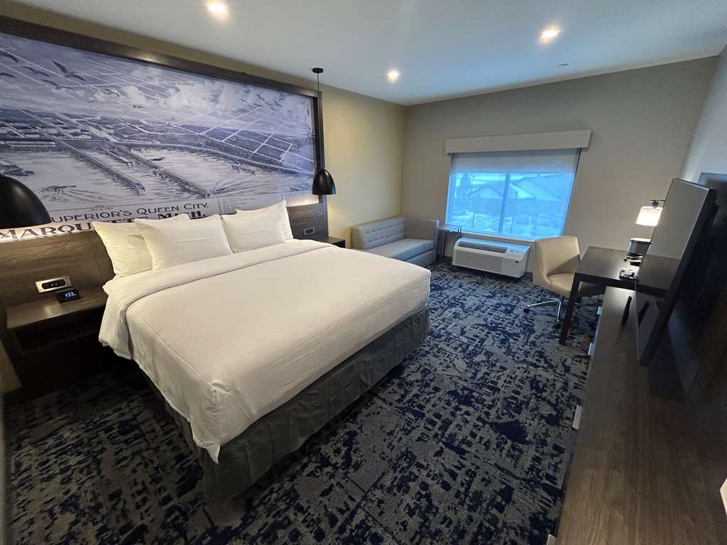 Best Western Plus Marquette Hotel & Suites photo 2