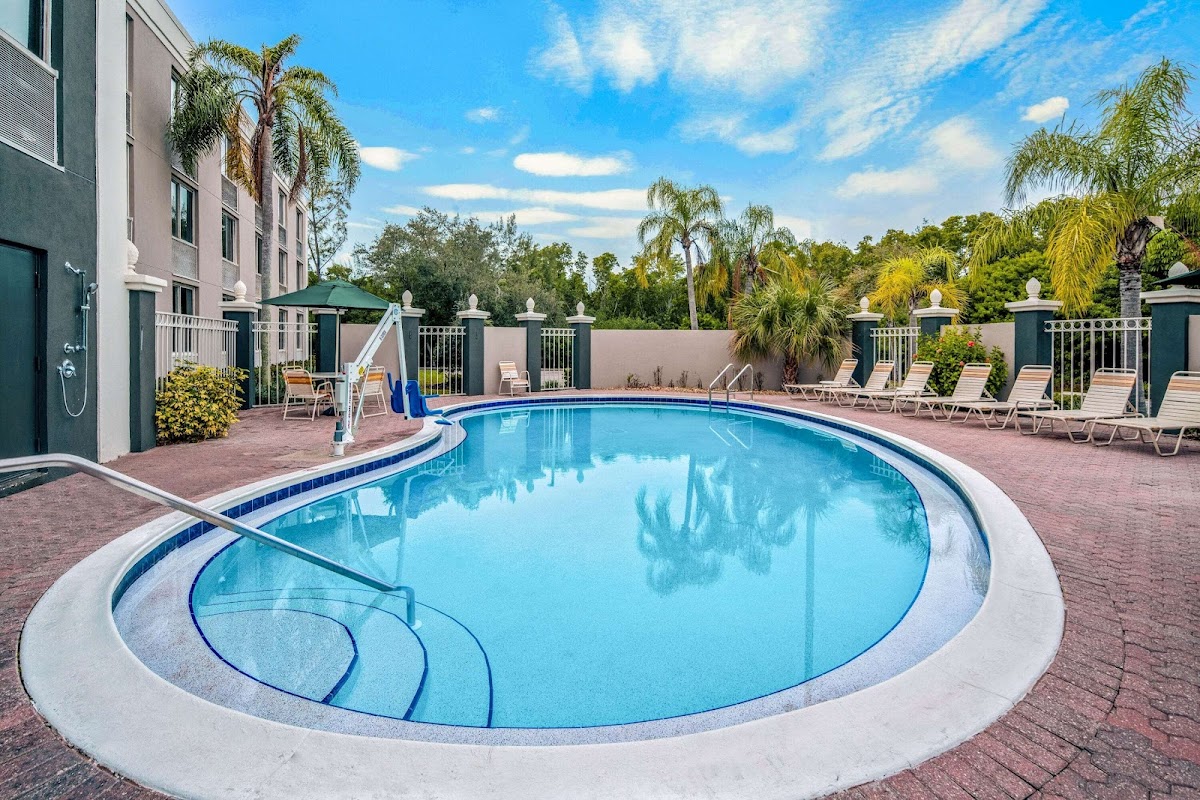 La Quinta Inn & Suites by Wyndham Naples Downtown photo 3
