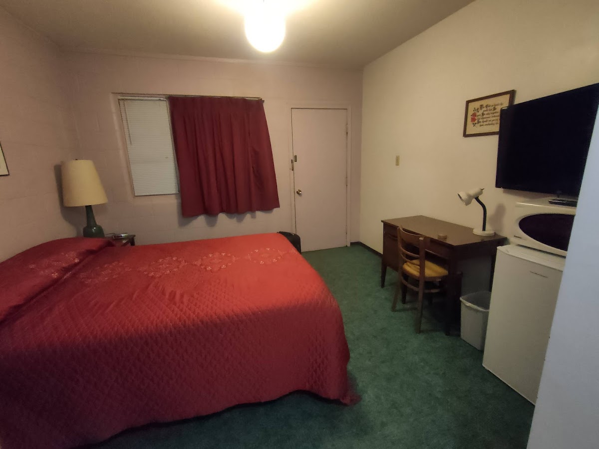 Lone Eagle Motel 83 & Campground photo 2