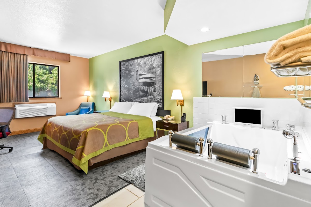 Super 8 by Wyndham Uniontown PA photo 2