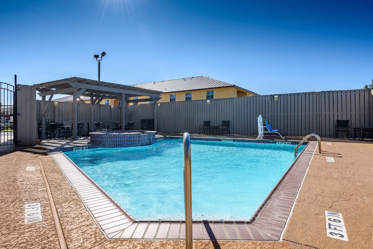 Holiday Inn Express & Suites Bastrop by IHG photo 3