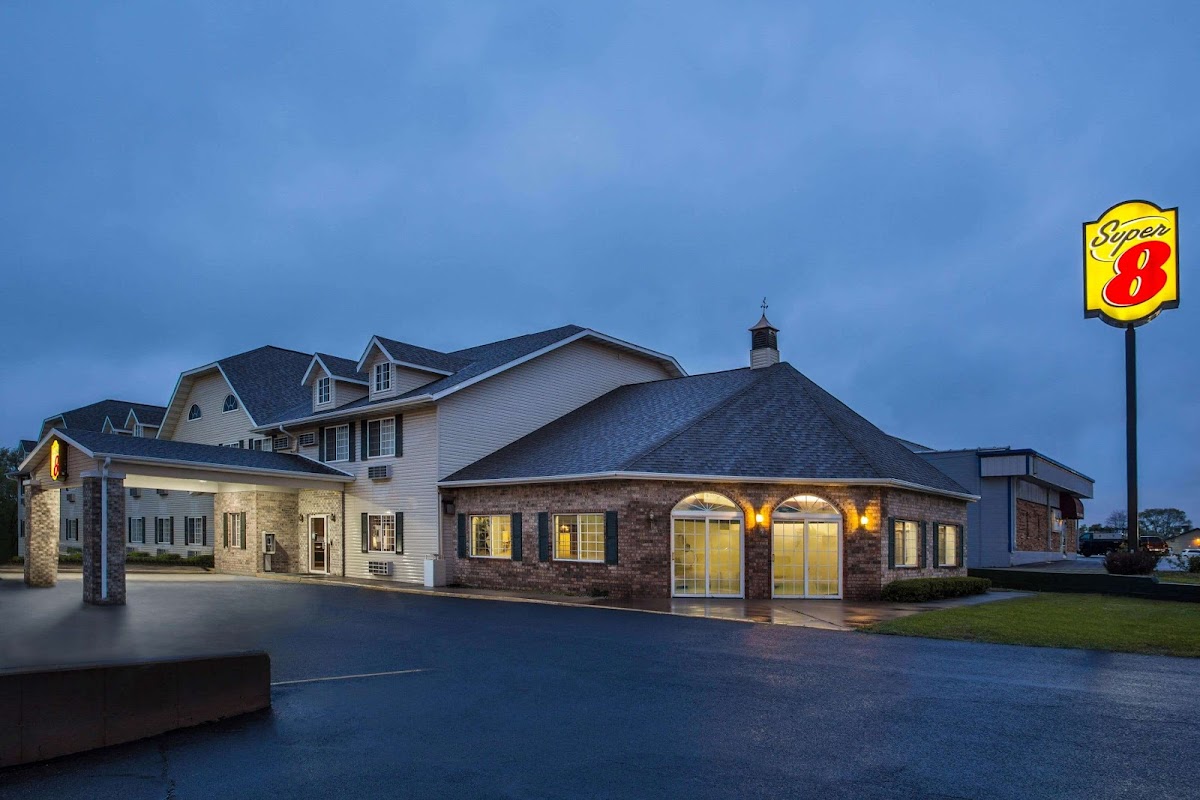 Super 8 by Wyndham Reedsburg
