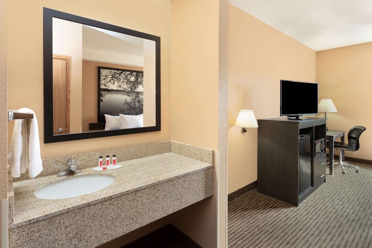 Super 8 by Wyndham Fort Dodge IA photo 3