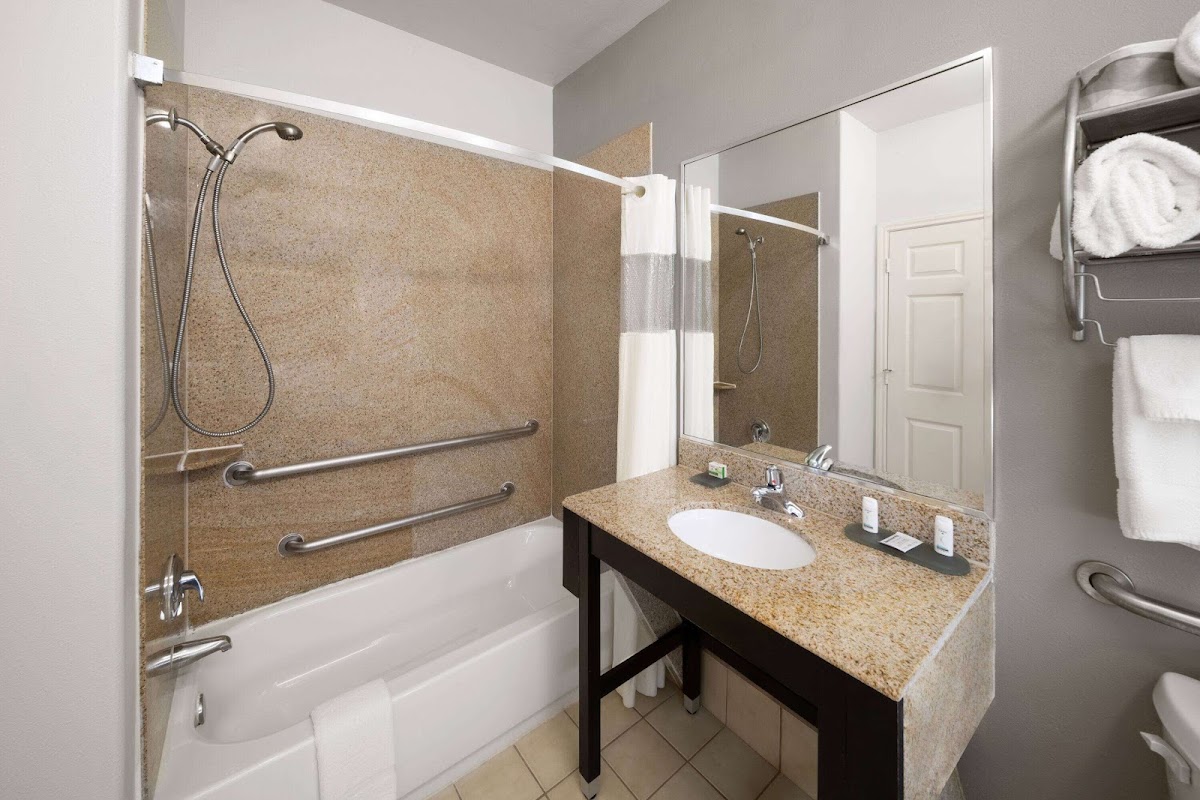 La Quinta Inn & Suites by Wyndham Deer Park photo 3