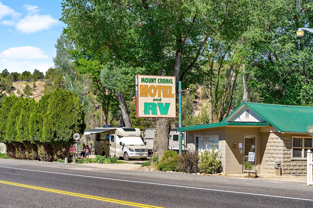 Mt. Carmel Motel and RV Park photo 3