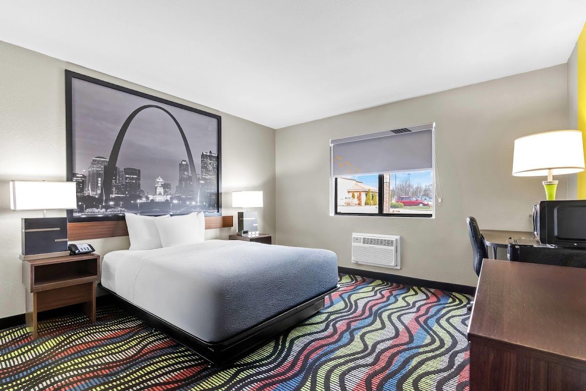 Super 8 by Wyndham Farmington photo 2