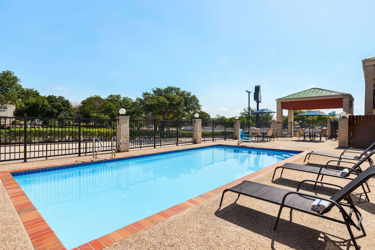 Days Inn by Wyndham San Antonio Near Fiesta Park photo 3