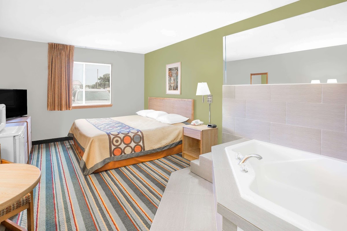 Super 8 by Wyndham East Moline photo 2