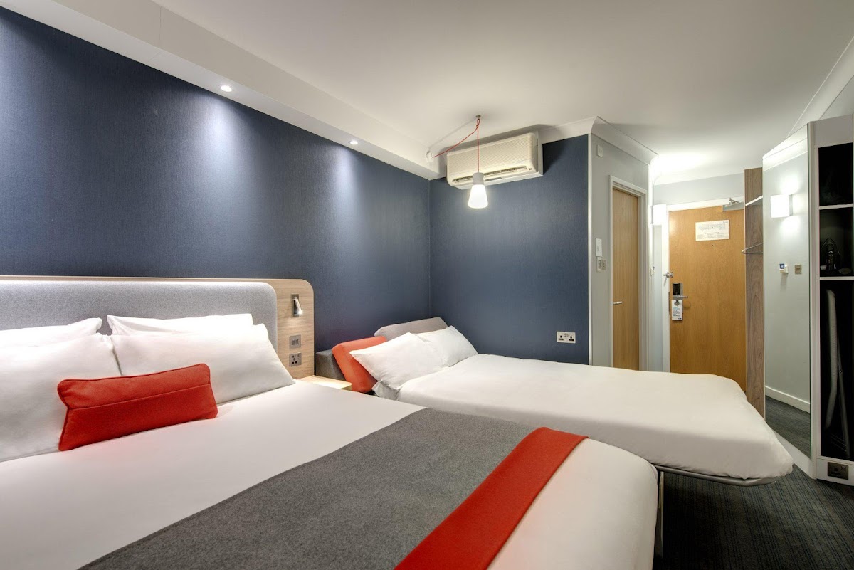 Holiday Inn Express London - Luton Airport by IHG photo 2