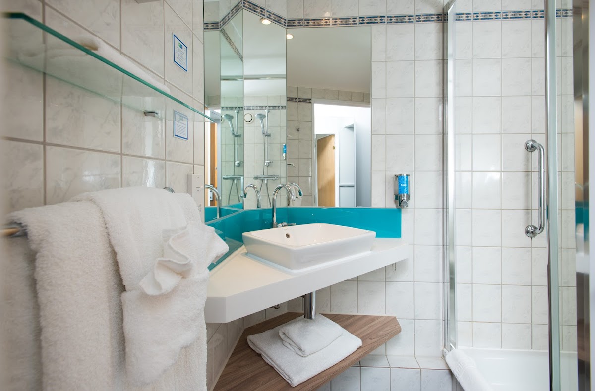 Holiday Inn Express London - Luton Airport by IHG photo 3