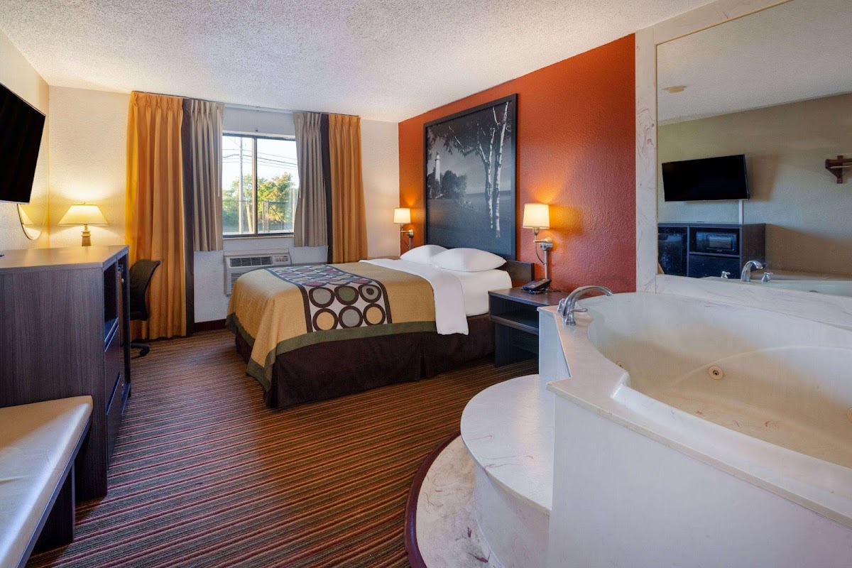 Super 8 by Wyndham Roseville/Detroit Area photo 2