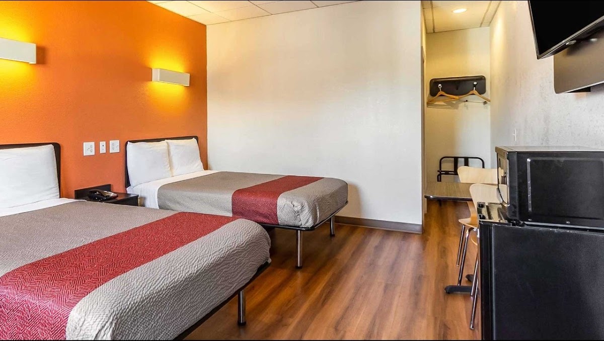 Motel 6 Elizabeth, NJ - Newark Liberty Intl Airport photo 2