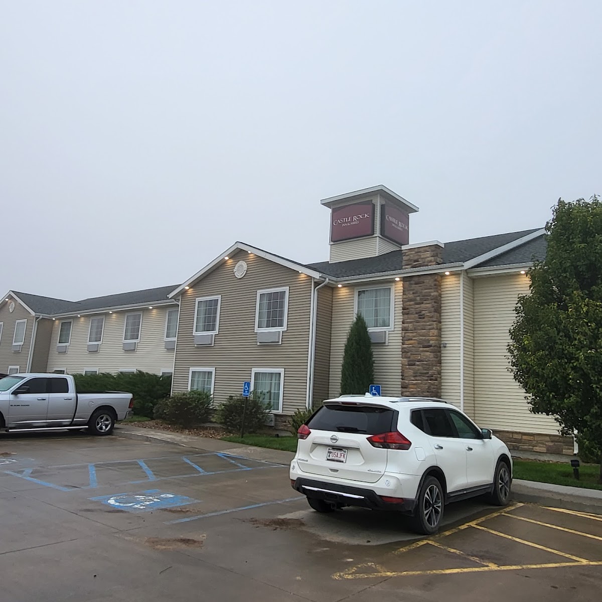 Castle Rock Inn & Suites