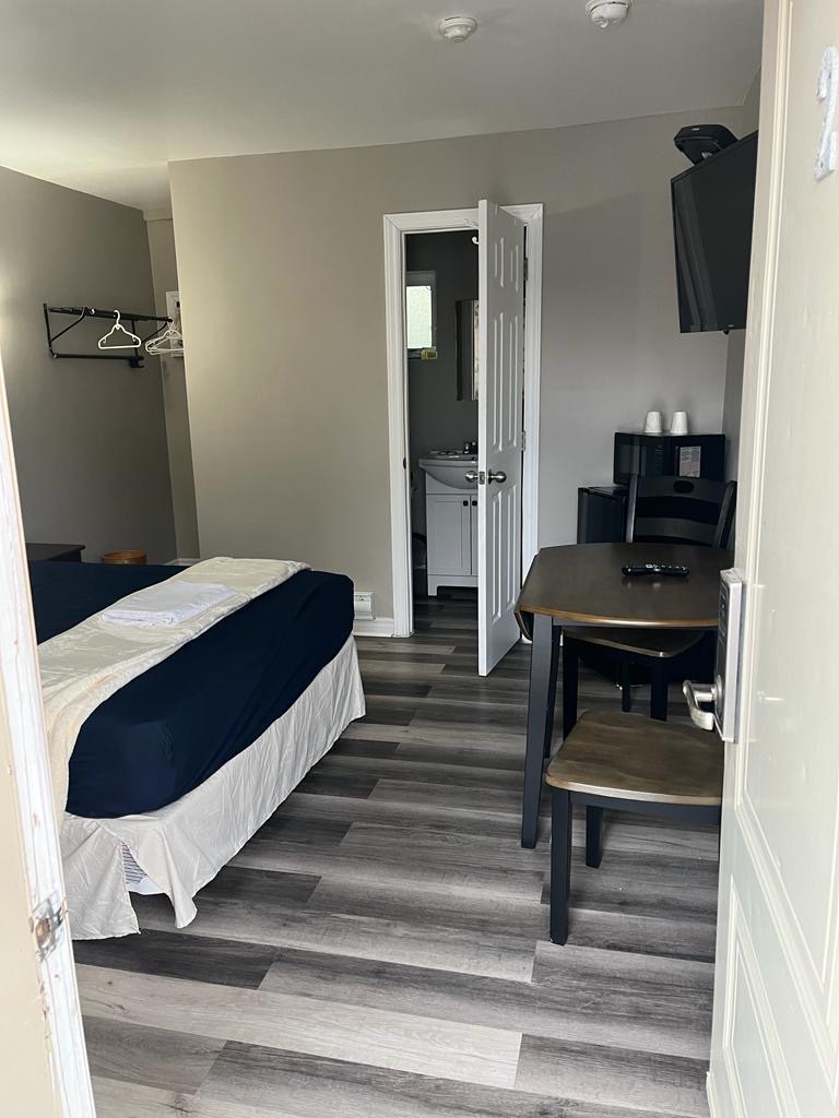 Road 121 Motel