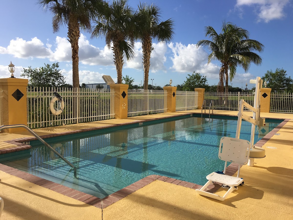 La Quinta Inn & Suites by Wyndham Ft. Pierce photo 2