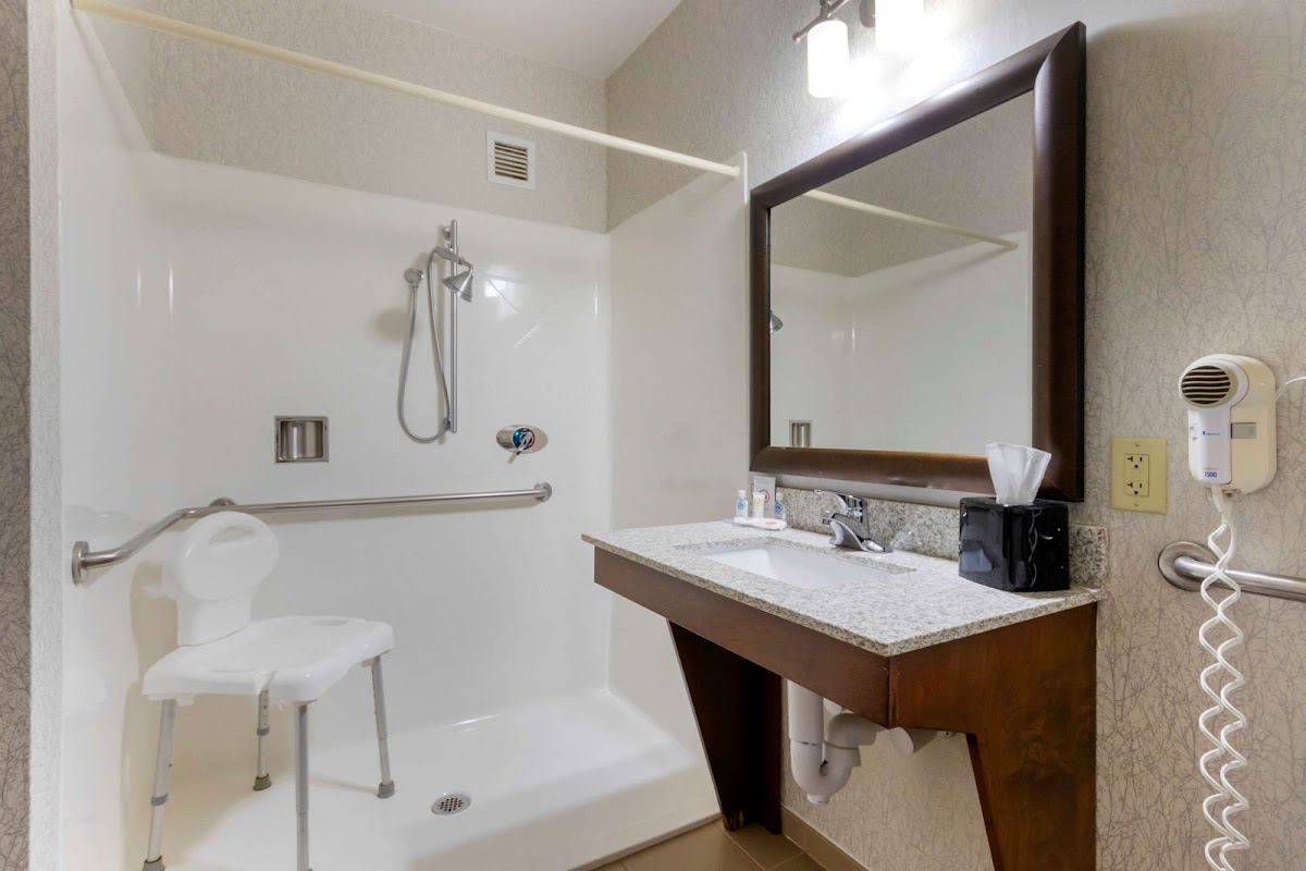 Comfort Inn & Suites Market - Airport photo 3