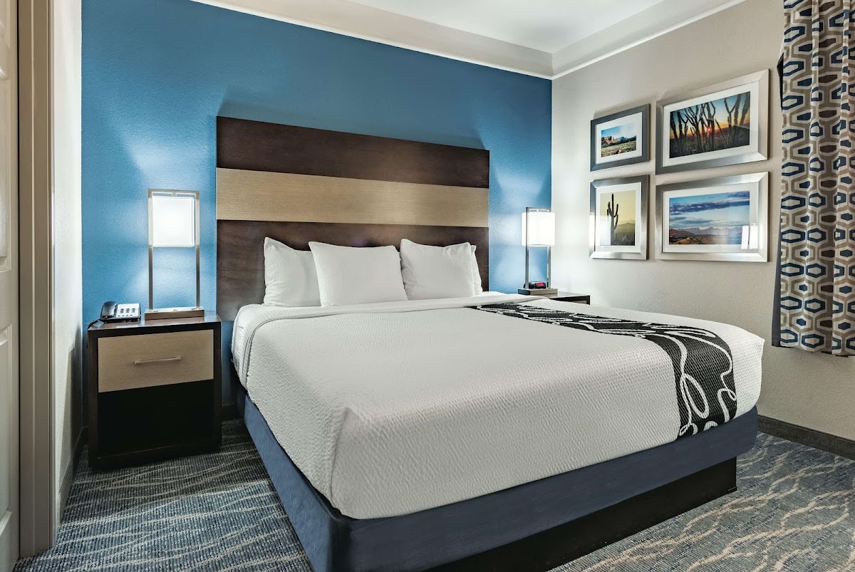 La Quinta Inn & Suites by Wyndham Phoenix I-10 West photo 2