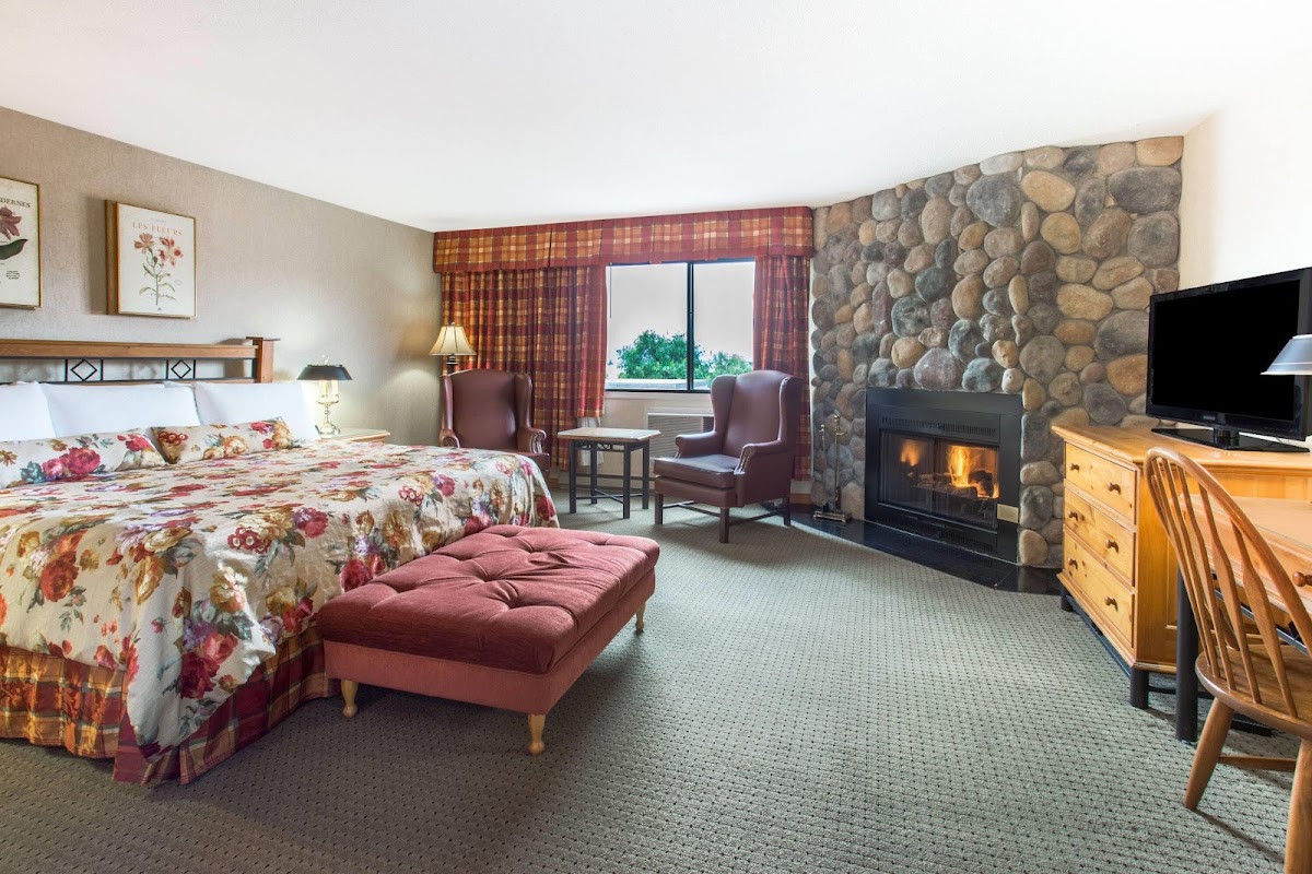 Ramada by Wyndham Kelowna Hotel & Conference Center photo 2