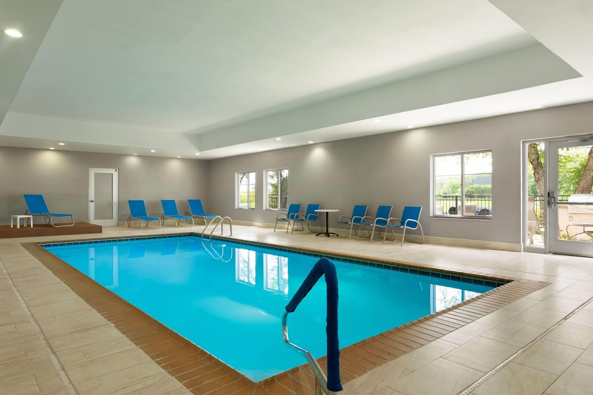 La Quinta Inn & Suites by Wyndham Columbus - Edinburgh photo 3