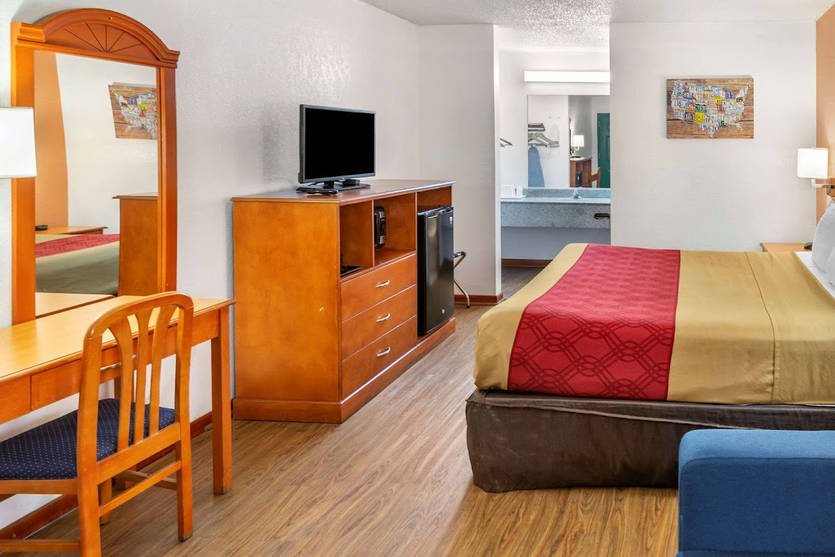 Econo Lodge Inn & Suites Albany North photo 2