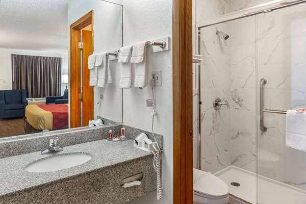 Econo Lodge Inn & Suites Albany North photo 3