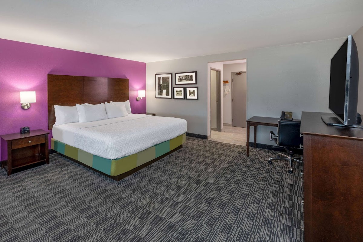 La Quinta Inn & Suites by Wyndham Houston NW Brookhollow photo 2