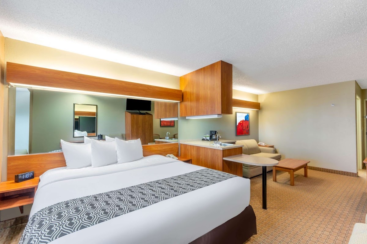 Microtel Inn & Suites by Wyndham Raton photo 2