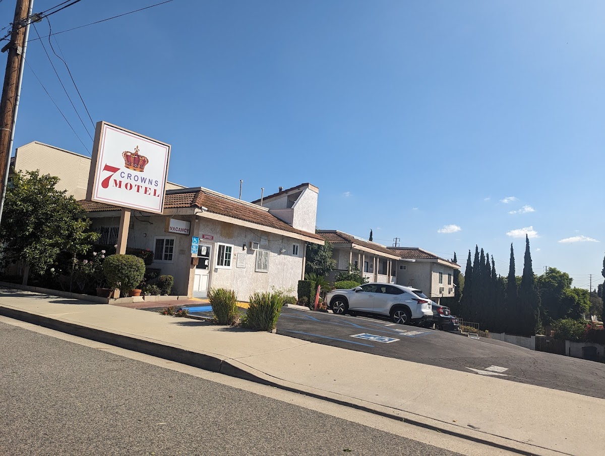 7 Crowns Motel