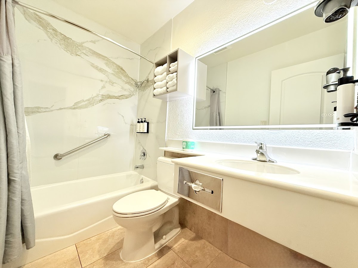 Anaheim Islander Inn and Suites photo 3
