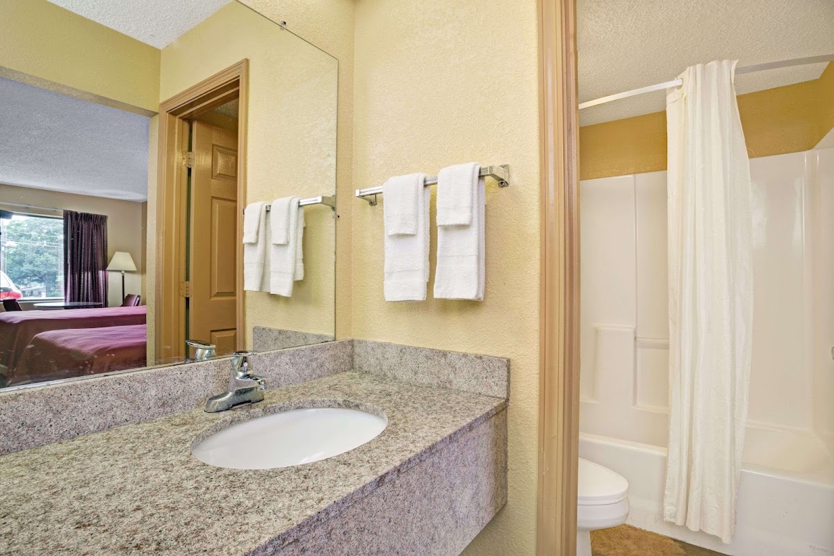 Travelodge by Wyndham Forest Park Atlanta South photo 3